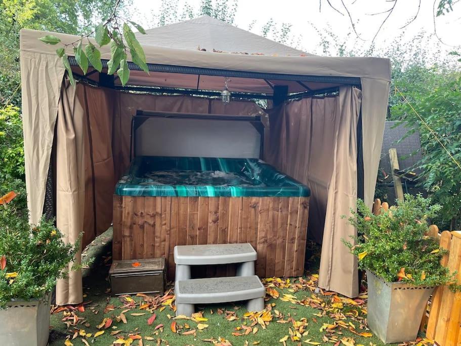 Apartamento The Big Cosy Boudoir Bed + Hot Tub Harvington Exterior foto